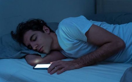 Tidur Dekat HP Bisa Picu Gangguan Ini
