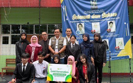 Pegadaian Cetak Generasi Emas! 10 Siswa SMK di Bandung Terima Beasiswa Pendidikan