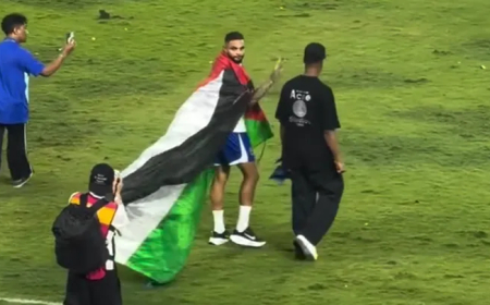 Kurzawa Kibarkan Bendera Palestina di Tengah Pesta Juara Persib