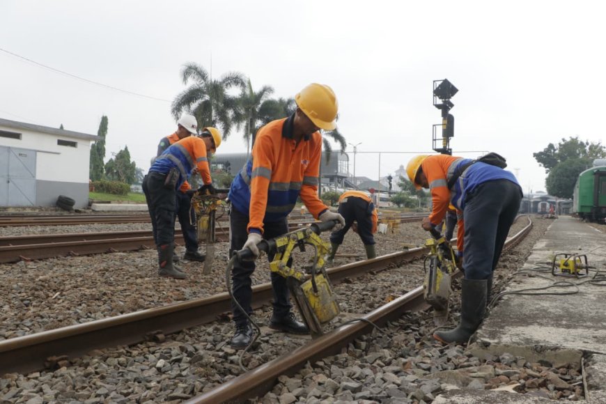 KAI Daop 2 Rampungkan Penggantian Rel 2,8 Kilometer