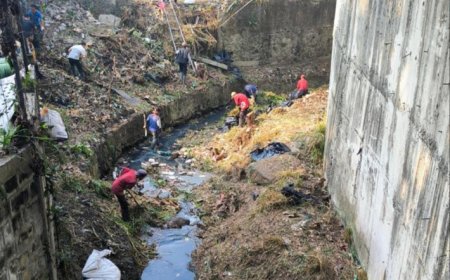 PT Len Angkat Lima Ton Sampah Sungai di Bandung