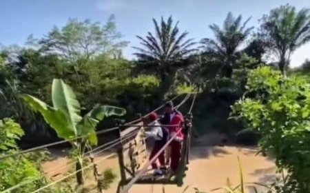 Viral! Siswa SD  Seberangi Sungai Habitat Buaya demi Berangkat Sekolah