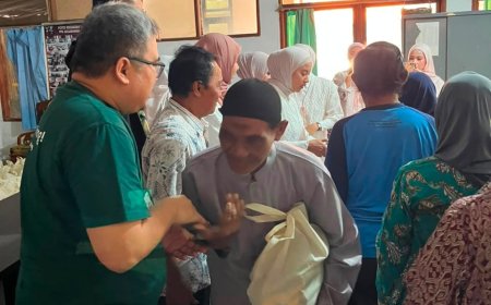 Pegadaian Salurkan 100 Paket Sembako untuk Lansia di Indramayu, Sekaligus Perluas Literasi Digital TRING!