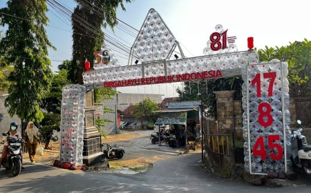Gapura HUT RI dari Galon Bekas di Purwakarta Curi Perhatian, Kreativitas Warga Ubah Limbah Plastik Jadi Karya