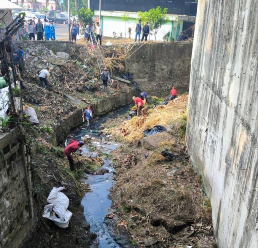 PT Len Angkat Lima Ton Sampah Sungai di Bandung