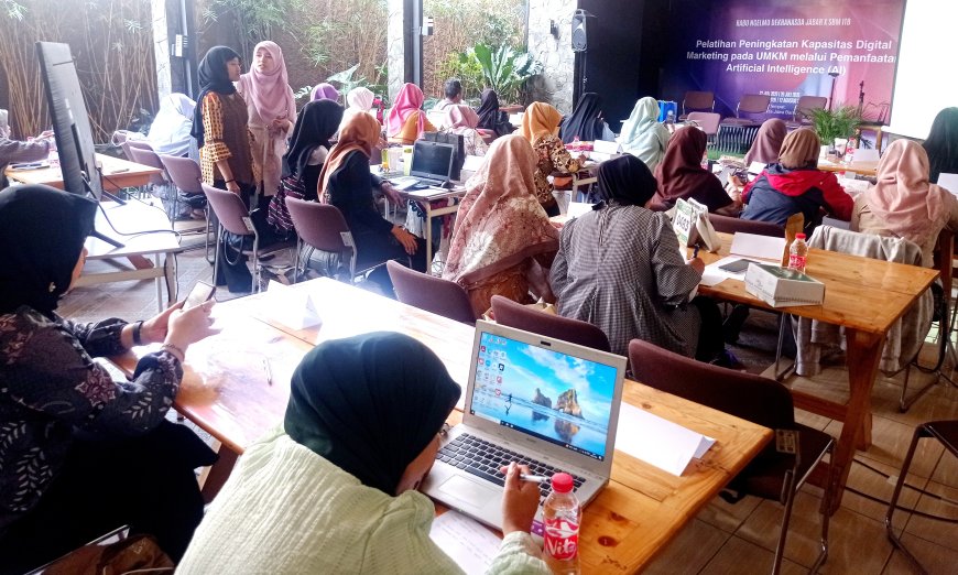 SBM ITB dan Dekranasda Jabar Beri Pelatihan Marketing Berbasis AI bagi UMKM