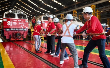 Tarik Lokomotif 80 Ton Warnai HUT RI ke-81 di KAI Daop 2 Bandung