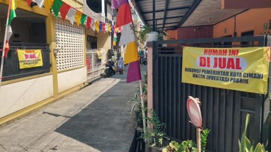 Warga Cimahi Pasang Plang "Rumah Dijual” Serentak, Protes Keberadaan Pabrik?