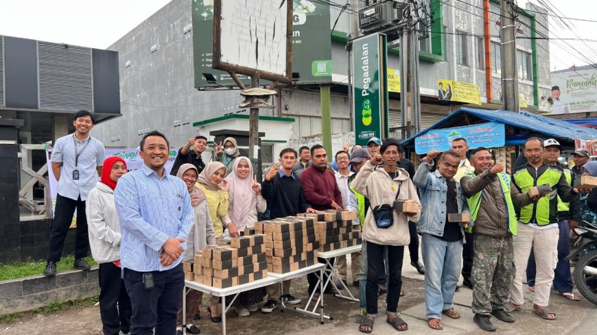 57 Kantor Cabang Pegadaian Jabar Rutin Bagikan Paket Makanan Lewat Program Mengetuk Pintu Langit