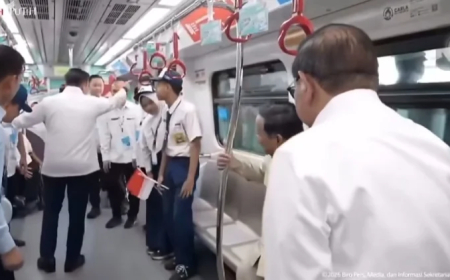 Viral Video Seskab Teddy di LRT Prabowo, Ini Klarifikasi soal Pejabat yang Diminta Pindah Gerbong