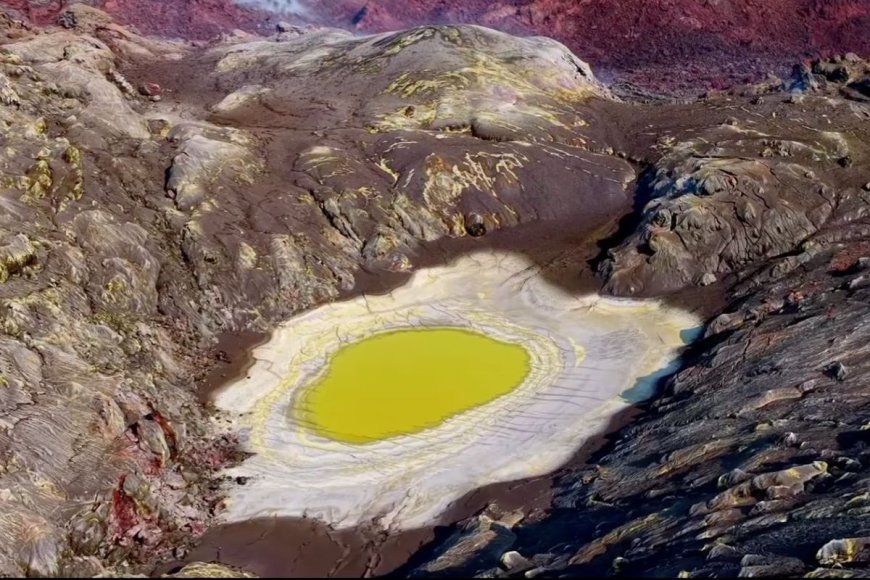 Kawah Gunung Anak Krakatau Mirip Telur Ceplok