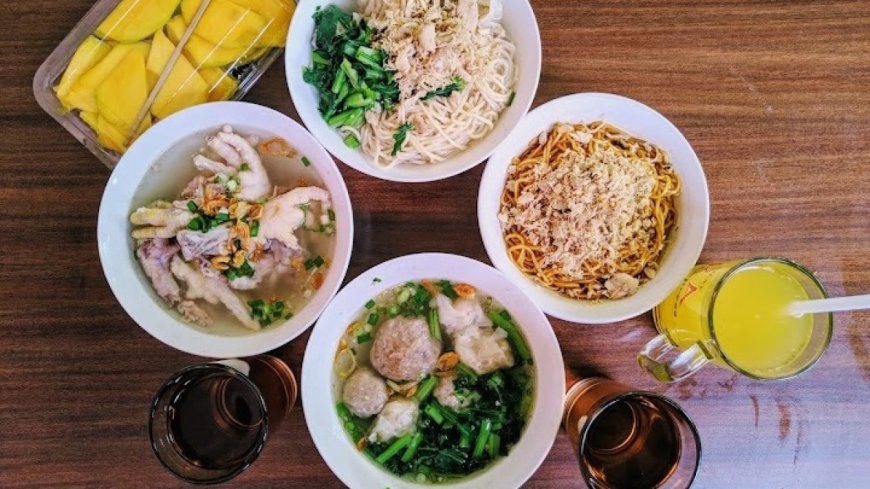 Jejak Kuliner Bandung Bertahan Puluhan Tahun, Lima Bakmi Legendaris Ini Masih Diburu