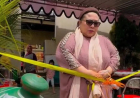 Warung Sepi, Nunung Bagikan Makanan kepada Tukang Becak dan Juru Parkir
