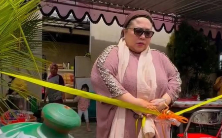 Warung Sepi, Nunung Bagikan Makanan kepada Tukang Becak dan Juru Parkir