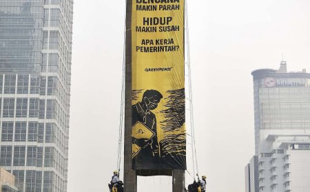 Greenpeace Soroti Krisis Iklim dan Beban Hidup di Bundaran HI