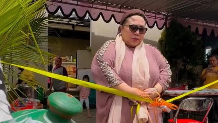 Warung Sepi, Nunung Bagikan Makanan kepada Tukang Becak dan Juru Parkir