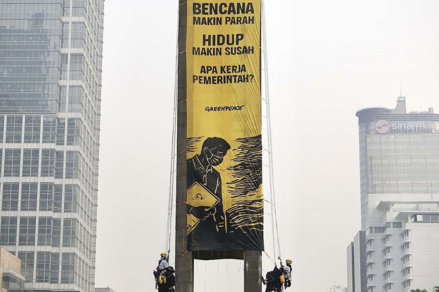 Greenpeace Soroti Krisis Iklim dan Beban Hidup di Bundaran HI