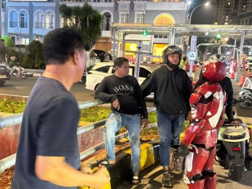 Iron Man Bantu Redam Keributan di Kelapa Gading